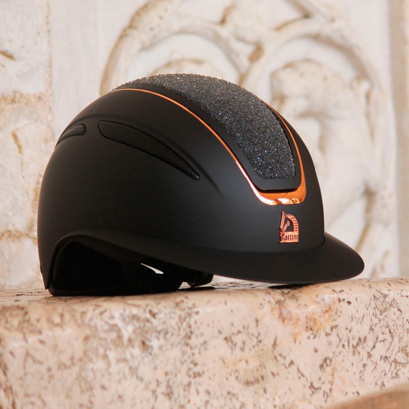 Capacete preto fosco com detalhes laranja e textura rugosa
