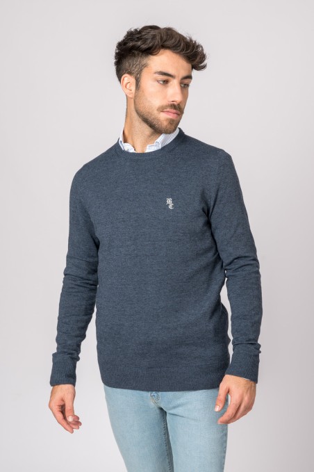 Camisola de malha azul escuro com bordado branco no peito