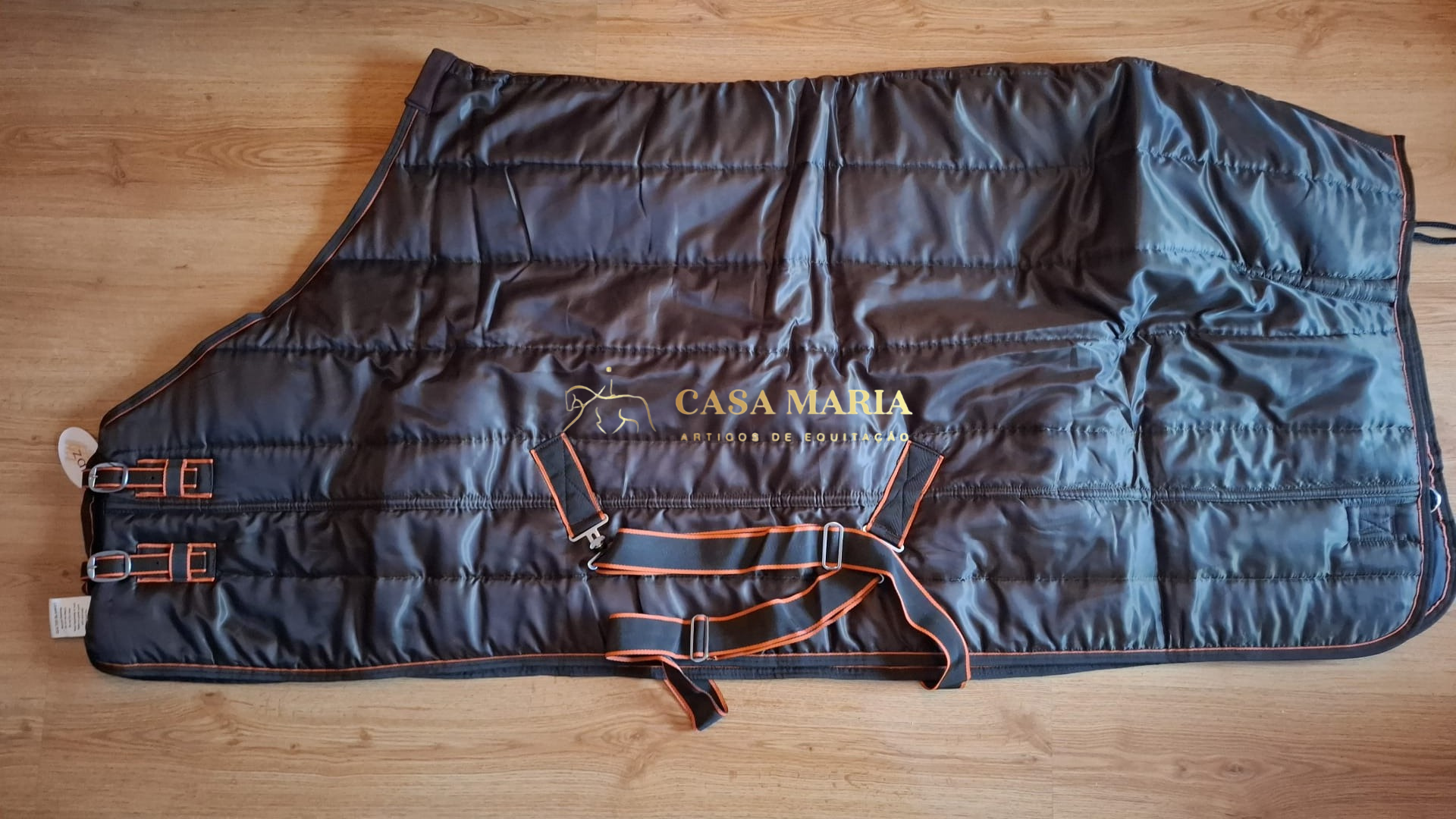 Cobertura acolchoada preta para cavalo com detalhes laranja