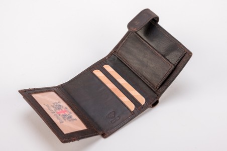 Carteira aberta em pele castanha com compartimentos para cartões e moedas