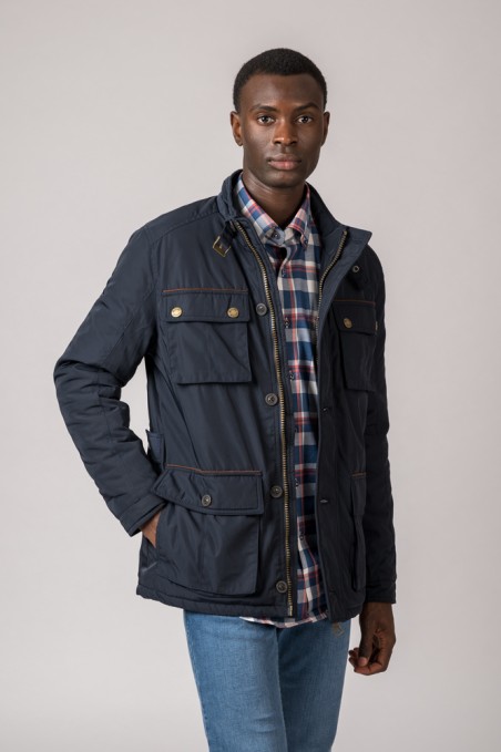 Homem a usar casaco azul escuro com bolso e camisa xadrez