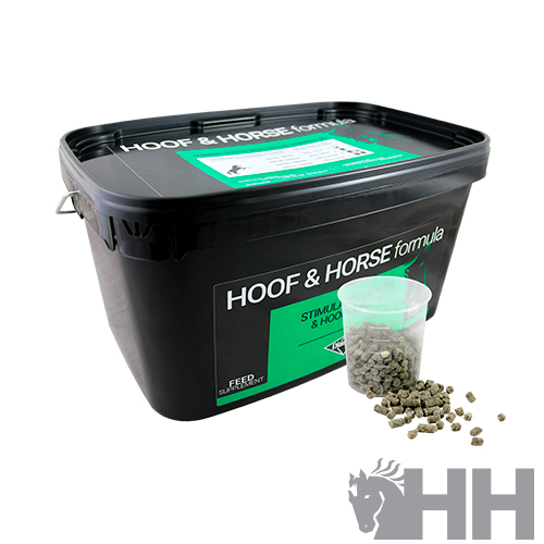 Recipiente preto para alimentação animal chamado HOOF & HORSE formula, com pellets e medida transparente