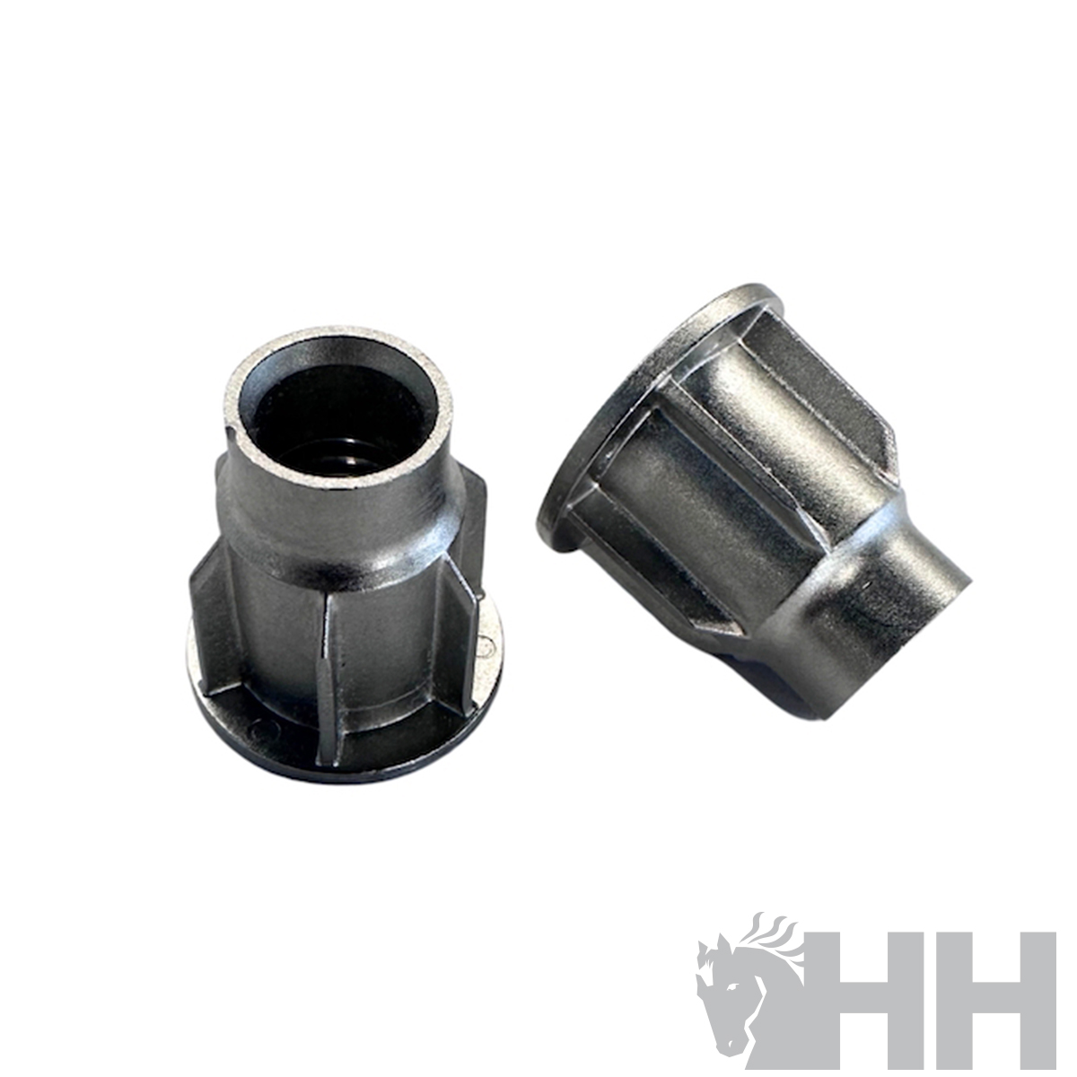 Dois adaptadores metálicos pretos com reforço sobre fundo branco com logotipo HH cinzento