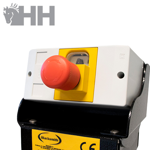 interruptor emergência botão vermelho caixa branca suporte preto etiqueta amarela Blacksmith
