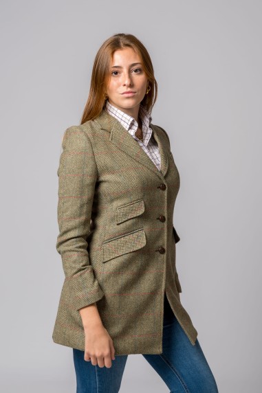 Blazer xadrez verde com botões castanhos e camisa branca xadrez