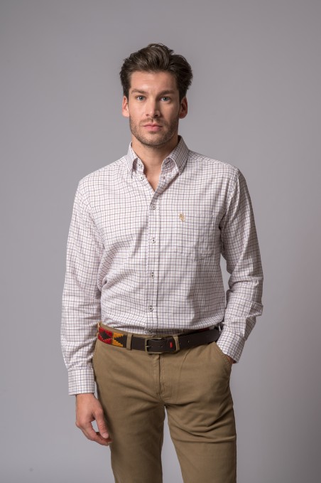 Homem a usar camisa de algodão xadrez e calças castanhas com cinto colorido