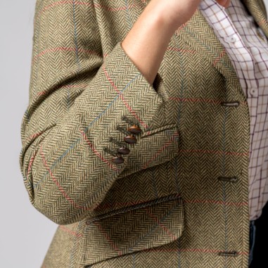 Blazer de tecido espinha de peixe castanho com botões escuros e camisa branca xadrezada