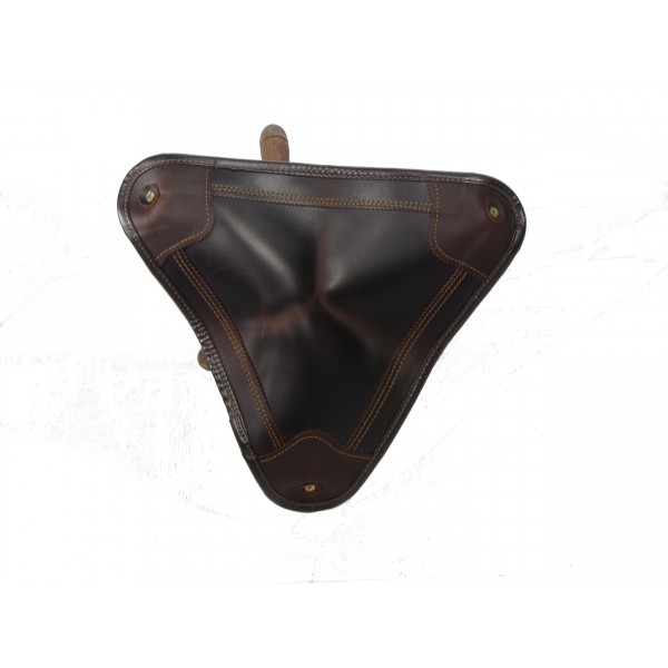 BANCO DE CAÇA. TRIPÉ. PELE OLEADA. Altura 50 cm.