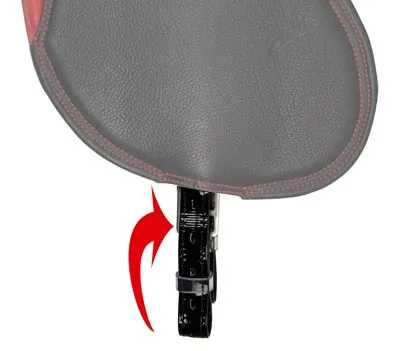 Cadeira cinza de couro sintético com suporte metálico preto ajustável e seta vermelha