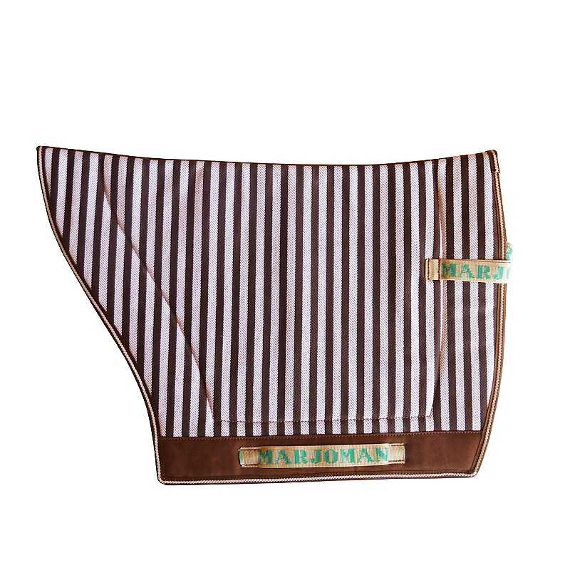Capa riscada branca e castanha com etiquetas MARJOMAL