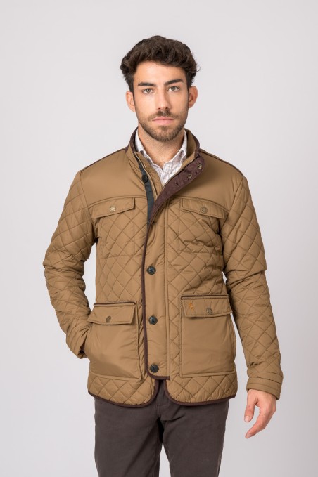 Casaco masculino acolchoado castanho claro com bolsos e botões