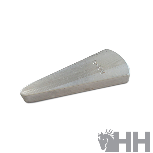 Calço de cunha metálico cinzento com textura brilhante e texto gravado