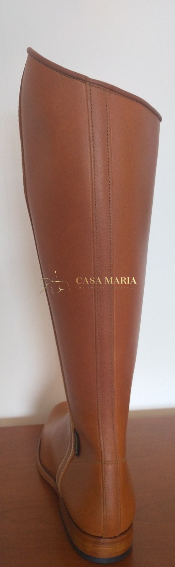 Bota alta de pele castanha clara com costuras verticais