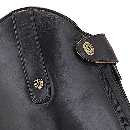 bota preta em pele com fecho de aba e botões metálicos