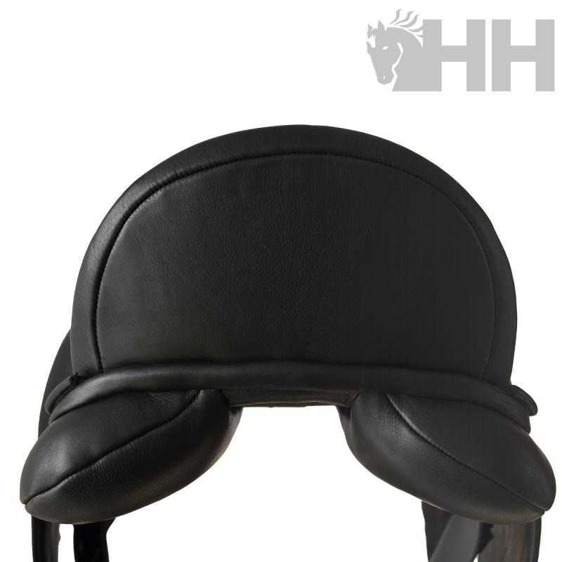 Selim de cavalo preto em couro com almofadas acolchoadas, vista frontal