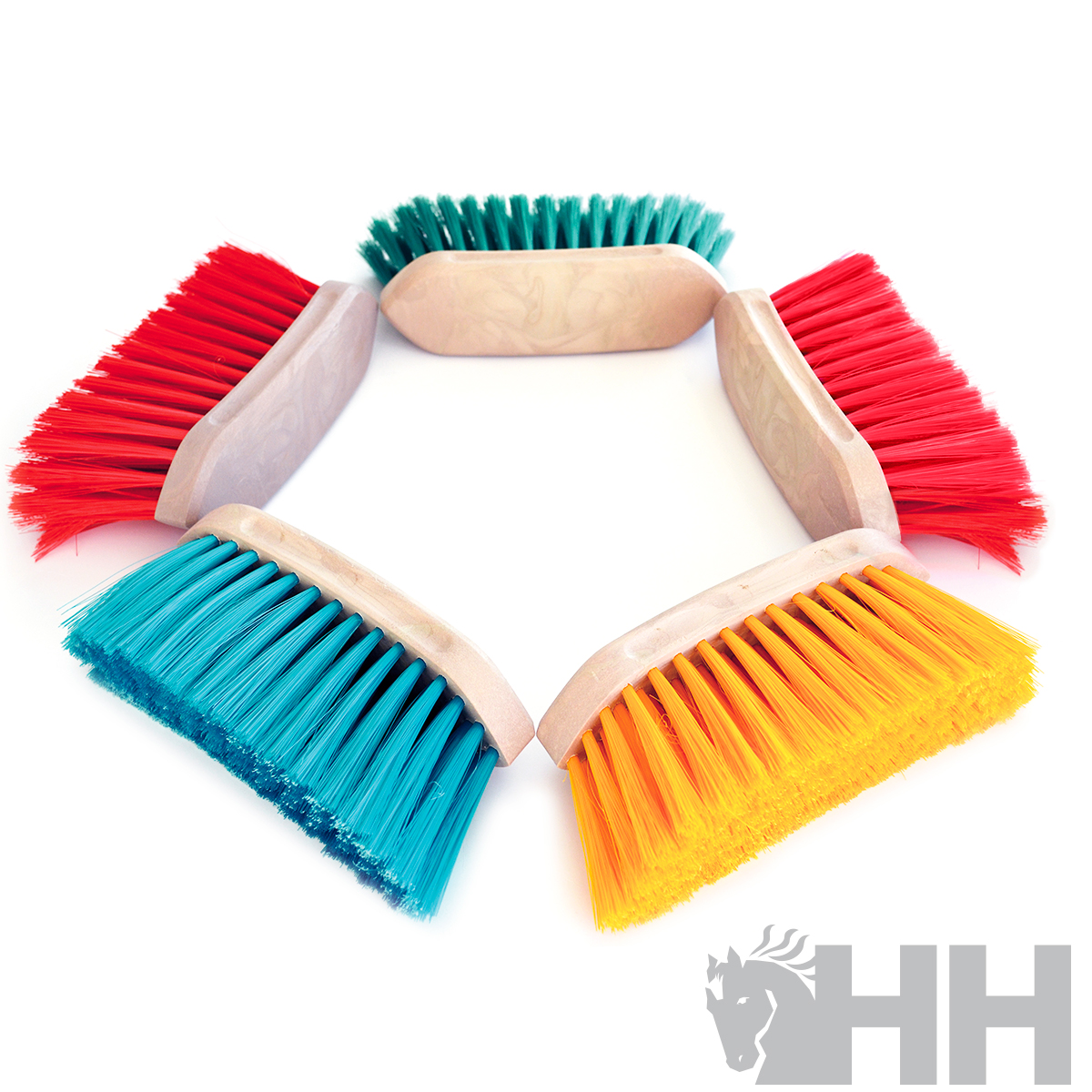 Cinco escovas coloridas com cabo em madeira clara dispostas em círculo