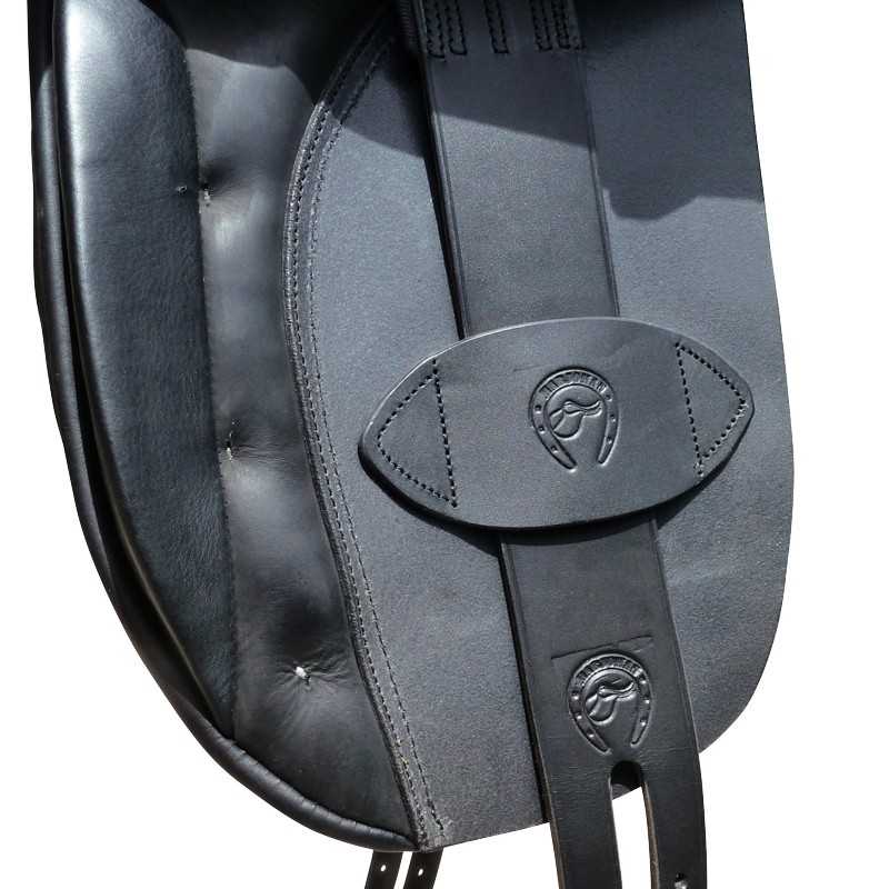 Sela de cavalo preta em couro com logotipo de ferradura