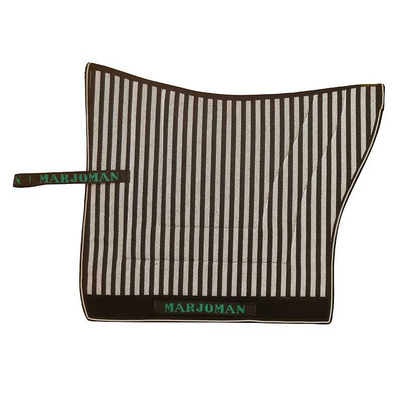 Pano ou cobertor com riscas verticais pretas e brancas, com a palavra MARJOMAN em verde