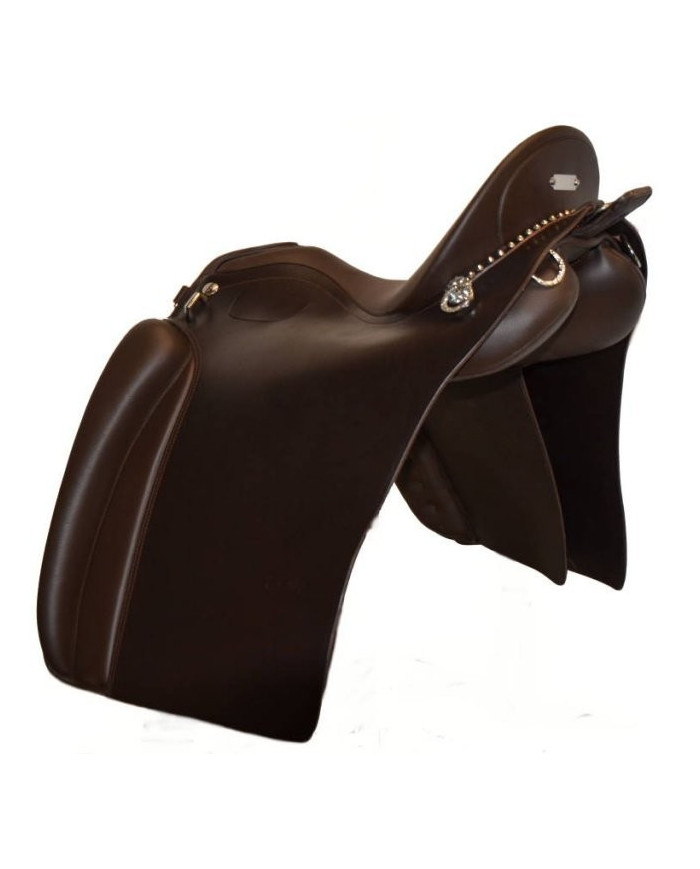 Sela de equitação castanha em couro com detalhes metálicos prateados