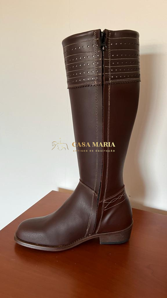 Bota castanha em pele com tiras perfuradas e fecho lateral