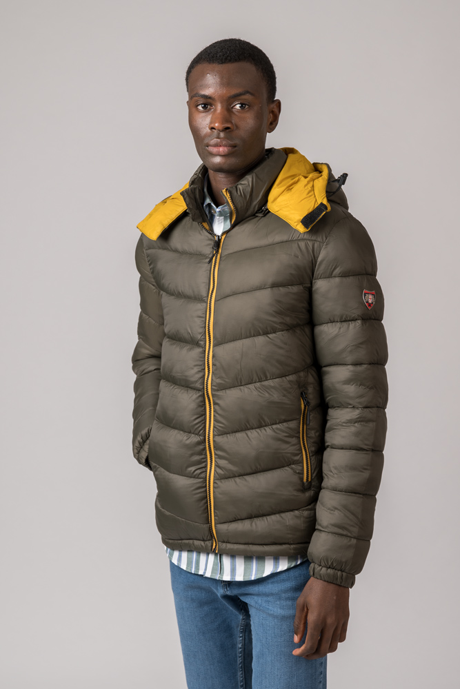 Casaco acolchoado verde-oliva com capuz amarelo e fecho amarelo