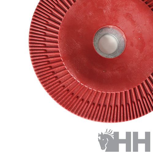 Disco abrasivo vermelho com furo central metálico e textura estriada