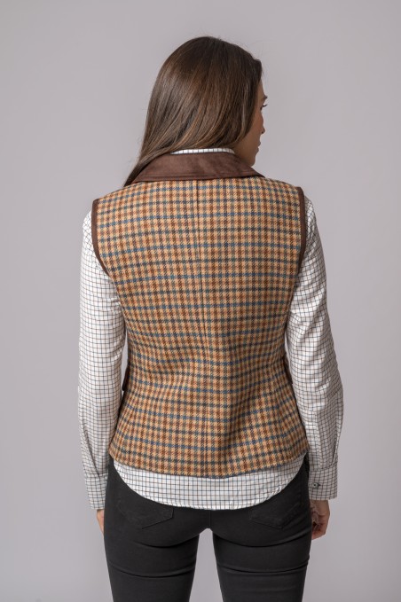 Colete xadrez castanho com gola castanha sobre camisa branca xadrez e calças pretas visto das costas