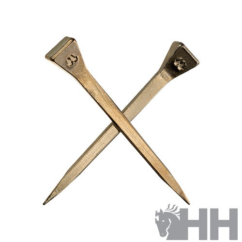 Dois cravos metálicos cruzados sobre fundo branco com logótipo HH e cavalo.