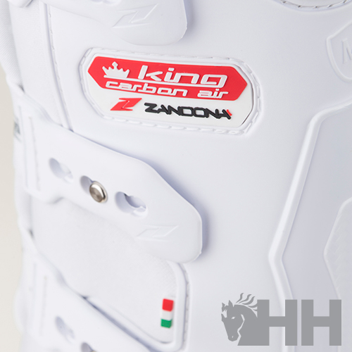 Detalhe de bota branca com etiqueta KING carbon air ZANDONA e fivela