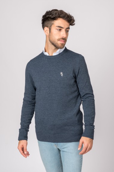 Camisola de malha azul escuro com logótipo branco e punhos canelados em modelo masculino