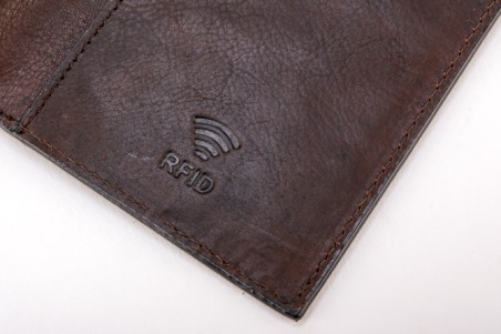Carteira de pele castanha com gravação RFID