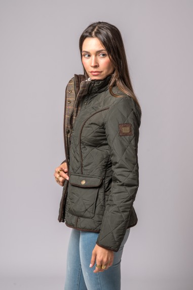 Casaco feminino acolchoado verde com bolso e acabamento xadrez