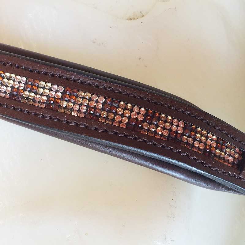 Correia de couro castanho com cristais brilhantes