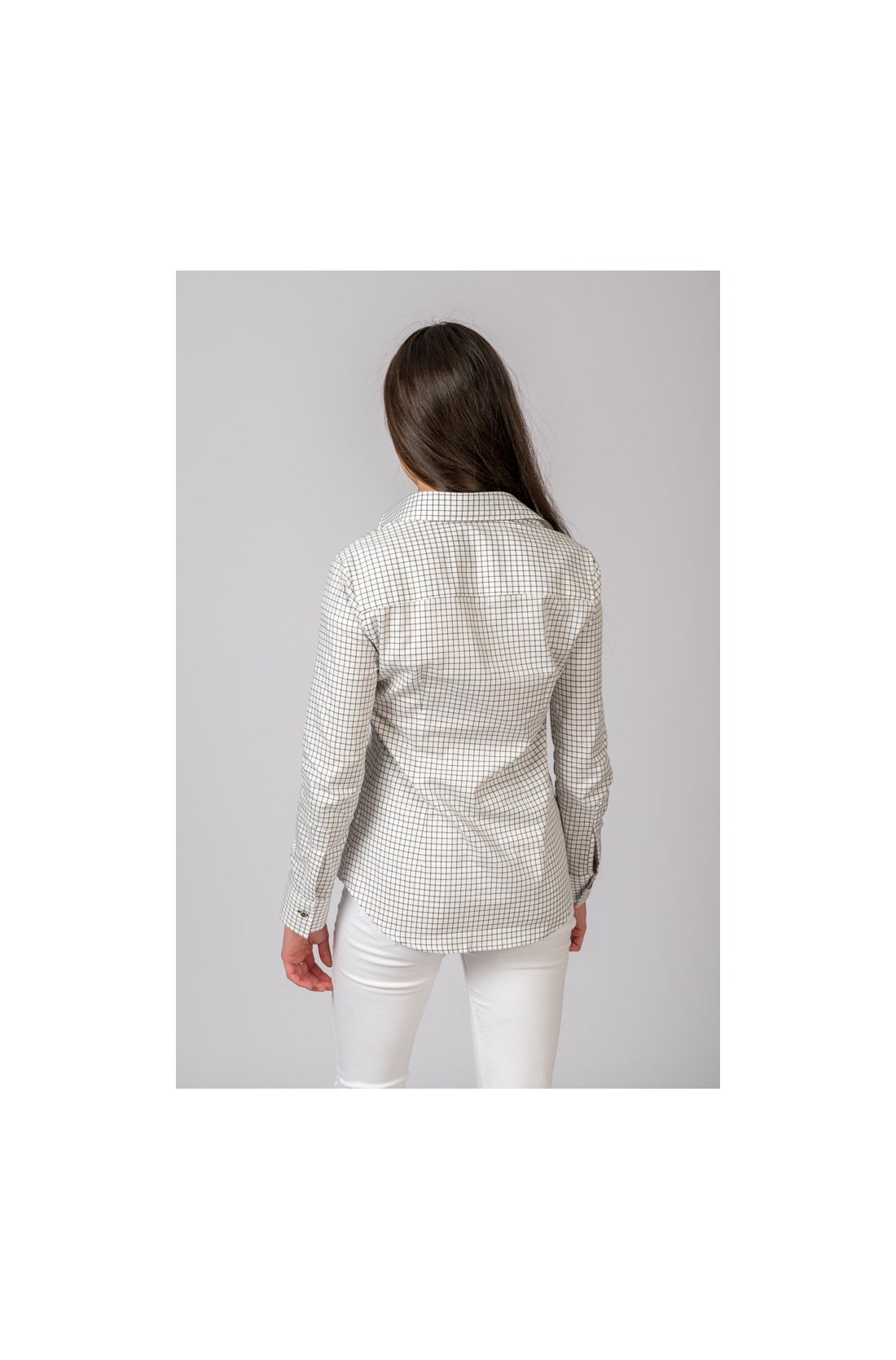 Camisa xadrez clara de manga comprida vista de costas numa modelo com calças brancas