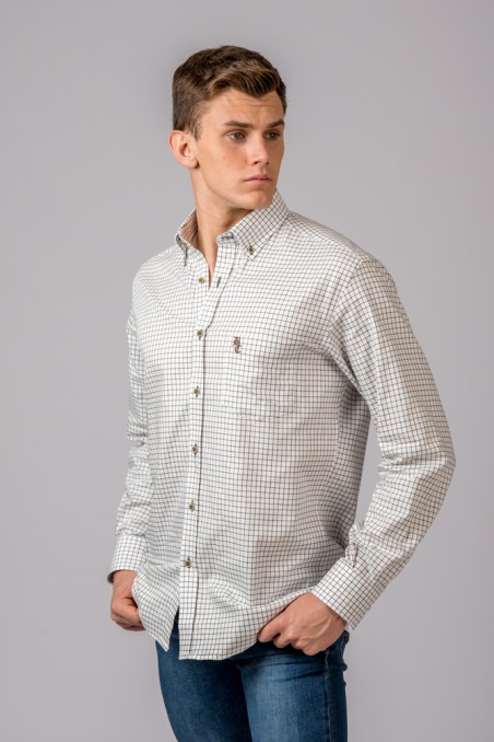 Homem a usar camisa aos quadrados brancos e castanhos com bolso e calças de ganga azuis