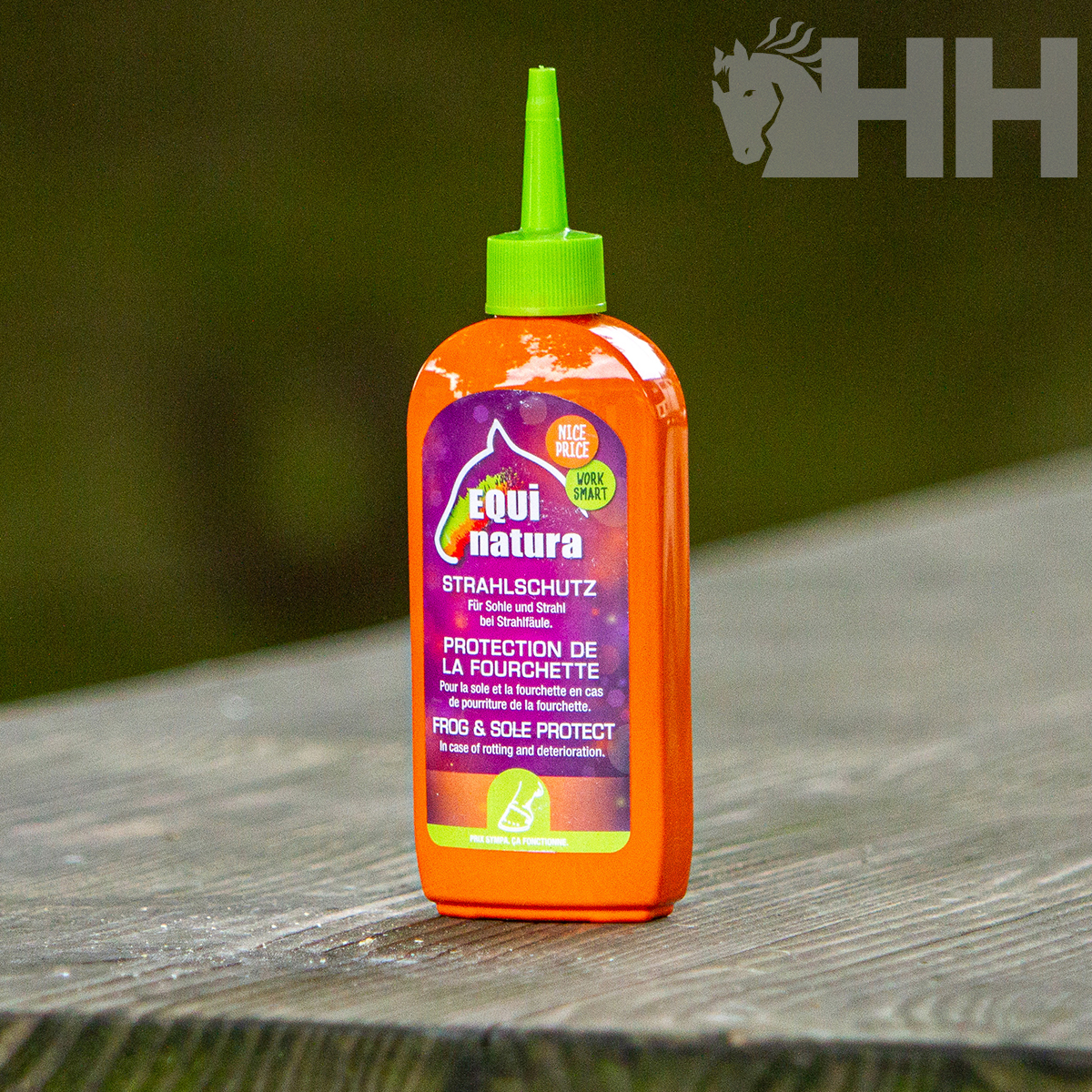 Frasco de produto Equi Natura PROTECCIÓN DE LA FOURCHETTE sobre superfície de madeira