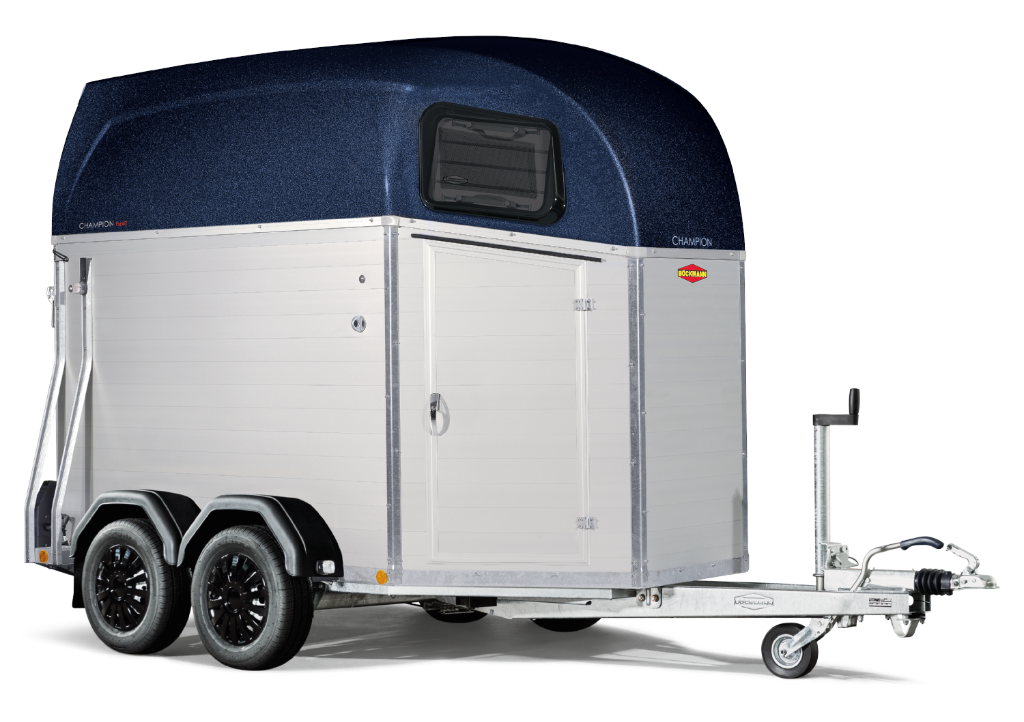 Reboque para transporte de cavalos cinza claro com teto azul escuro e rodas pretas