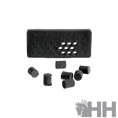 Conjunto de esponjas pretas com furos circulares em fundo branco