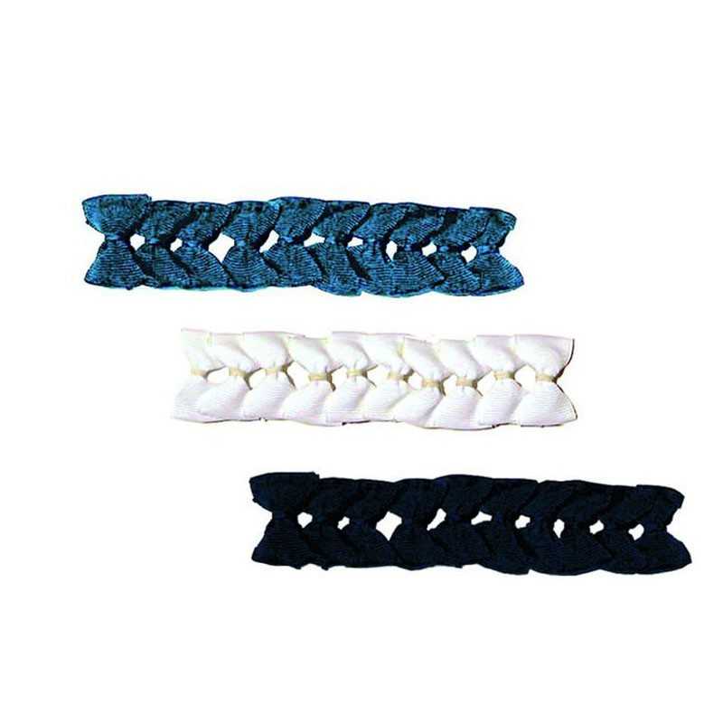 Três pulseiras trançadas de tecido azul, branca e preta sobre fundo branco