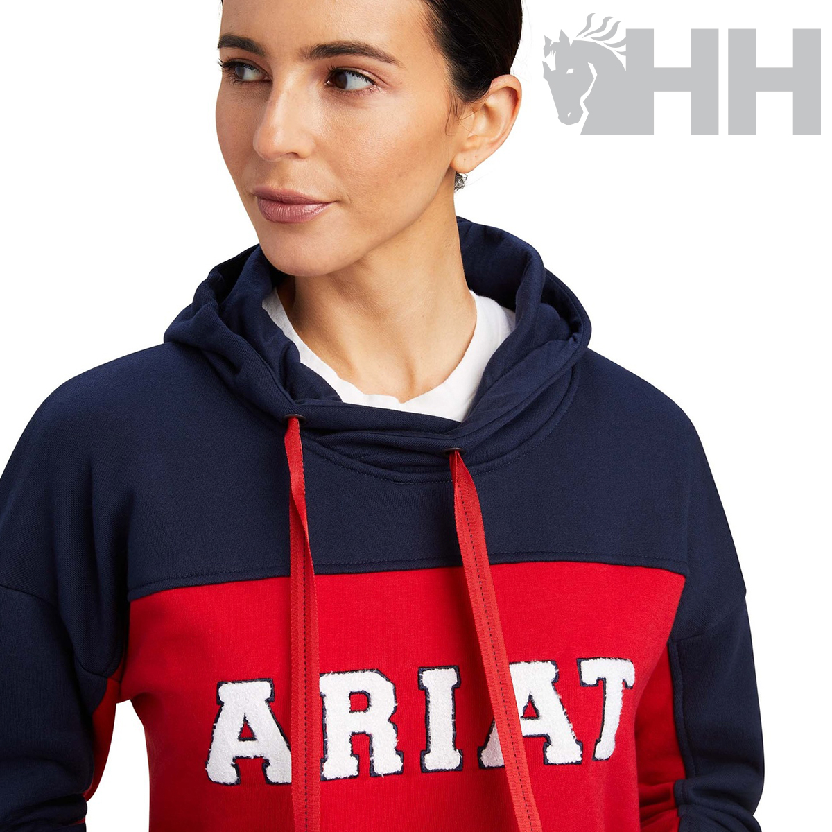 Mulher com hoodie azul escuro e vermelho com texto Ariat
