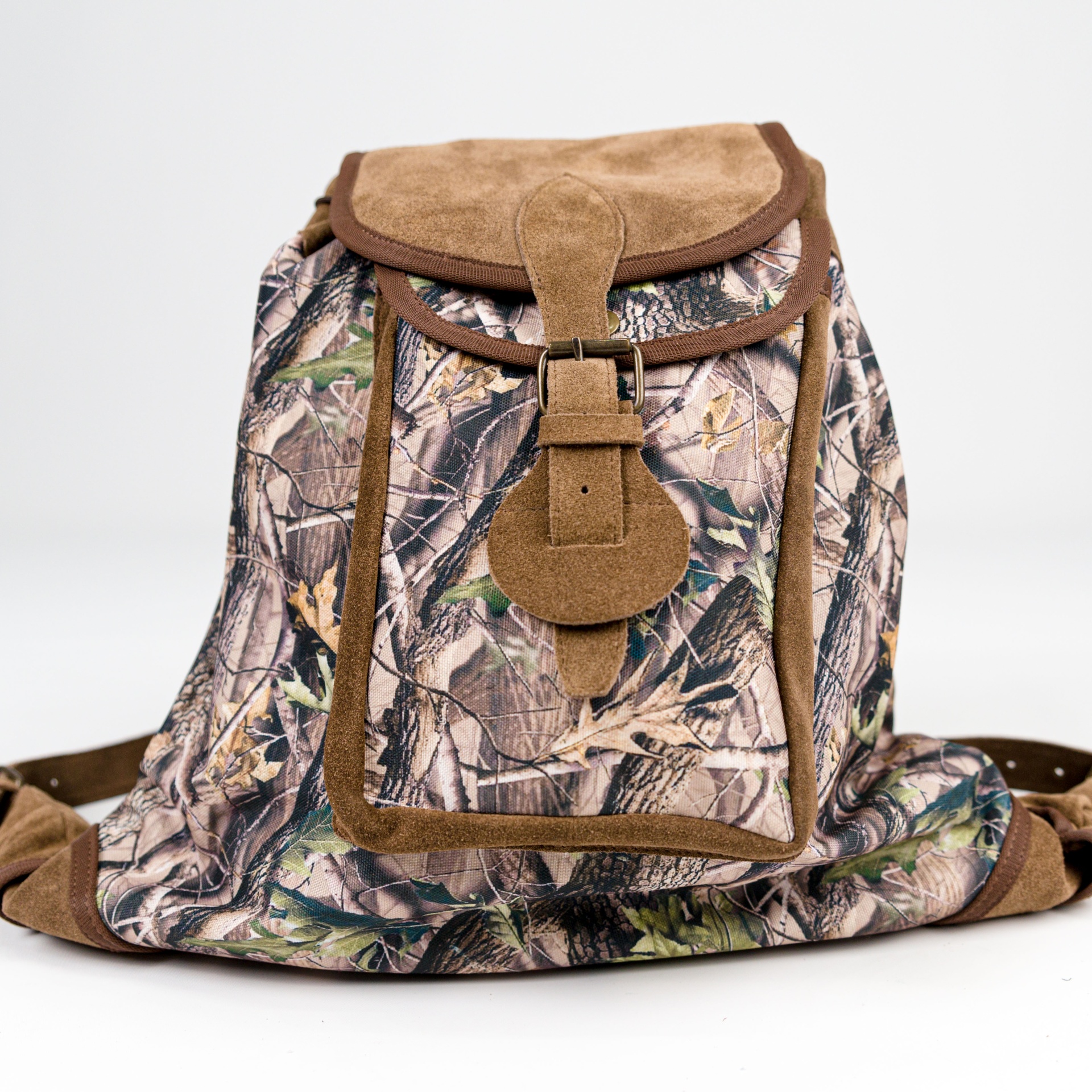 Mochila camuflada com detalhes em camurça castanha e fecho de fivela