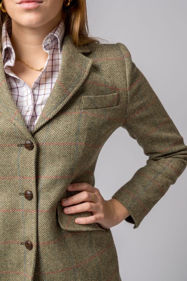 Casaco verde padrão espinha de peixe e camisa xadrez