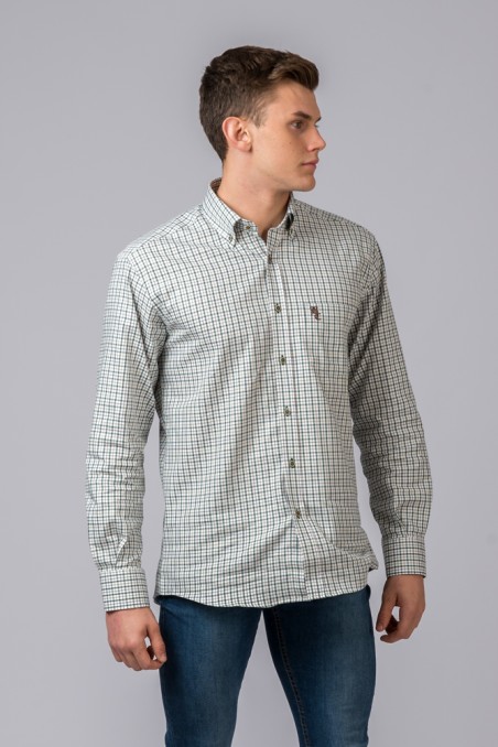 Homem a usar camisa de quadrados pretos e brancos com gola de botão e calças de ganga azul