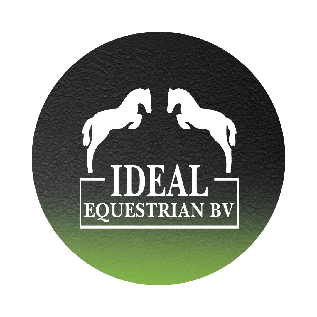 Ideal Equestrian BV - Representada em Portugal pela Casa Maria Logo redondo preto e verde com cavalos brancos e texto IDEAL EQUESTRIAN BV