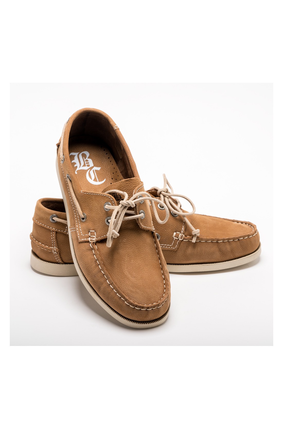 Mocassim castanho em camurça com costuras brancas e atacadores castanhos claros