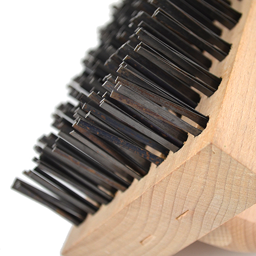 Escova de limpeza de madeira com cerdas pretas alinhadas