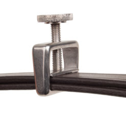 Prendedor de metal com parafuso segurando tiras pretas