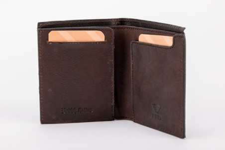 Carteira em pele castanha escura com cartões laranja