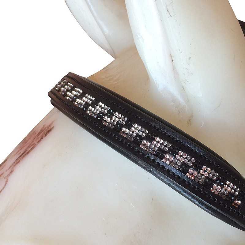 Colar preto de couro com strass prateados em padrão geométrico no pescoço de estátua de cavalo branco