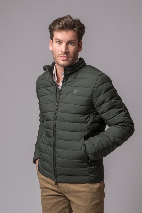 Casaco masculino acolchoado verde escuro com fecho de correr e gola alta